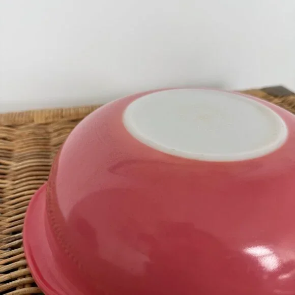 Vintage Pyrex #024 2 Quart Round Flamingo Pink Bowl with Lid - Picture 4 of 5